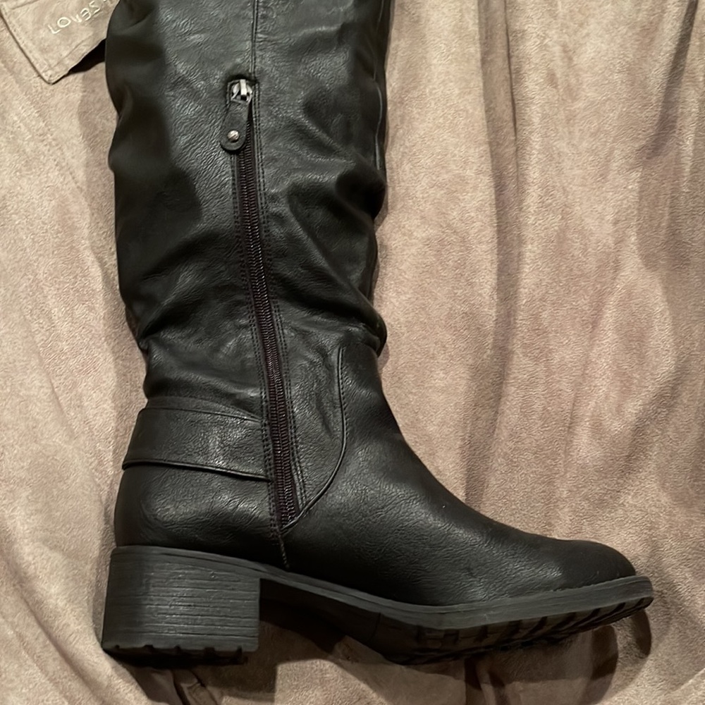 Boots - Picture 2 of 5